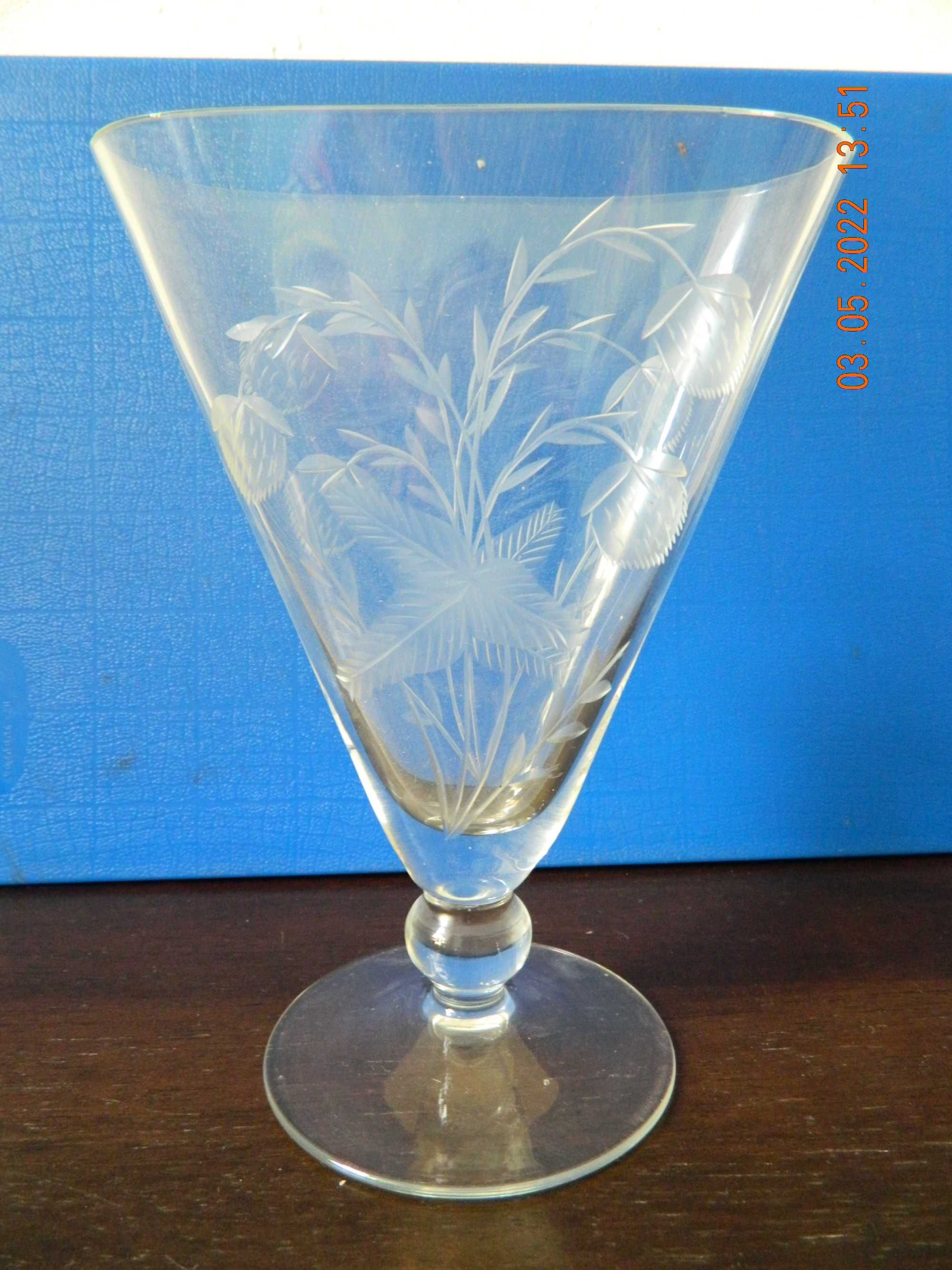 wazonik szklany z motywem truskawki