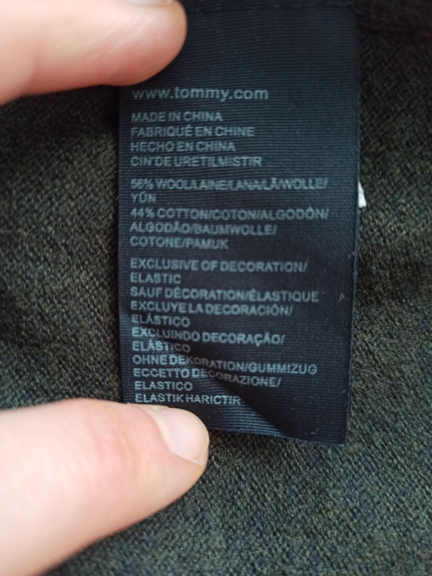 Sweterek Tommy Hilfiger w dekolt serek wełna bawełna