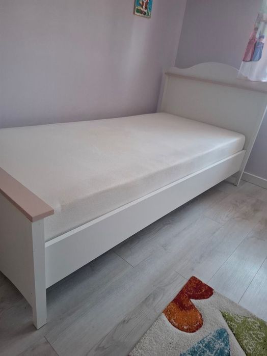 Łóżko z materacem. Stan bardzo dobry