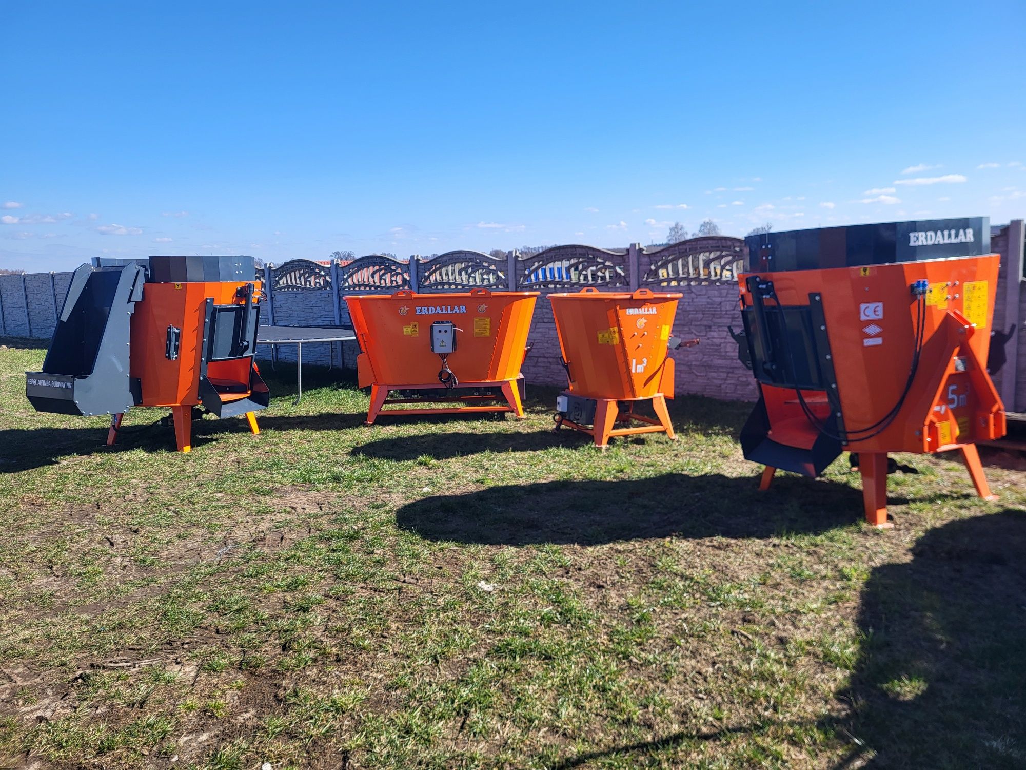 Paszowóz mini zawieszany 2m3 stacjonarny elektryczny 230V mieszalnik