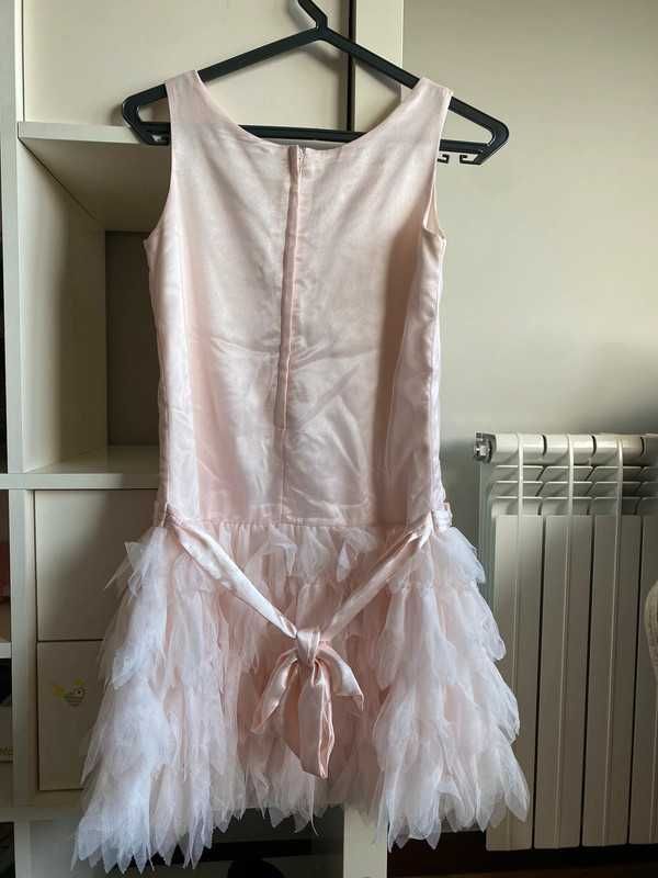 vestido cor-de-rosa com folhos
