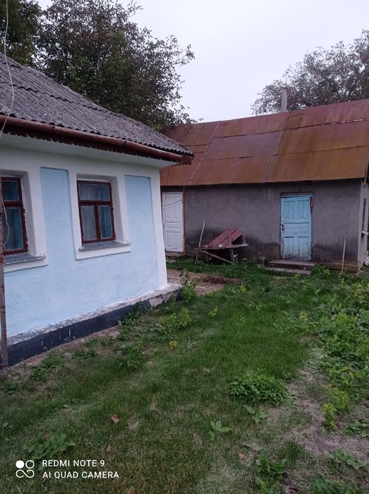 Продам будинок  та 23 сотки землі  в с.Довжок