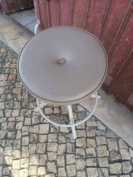 Banco antigo em bom estado