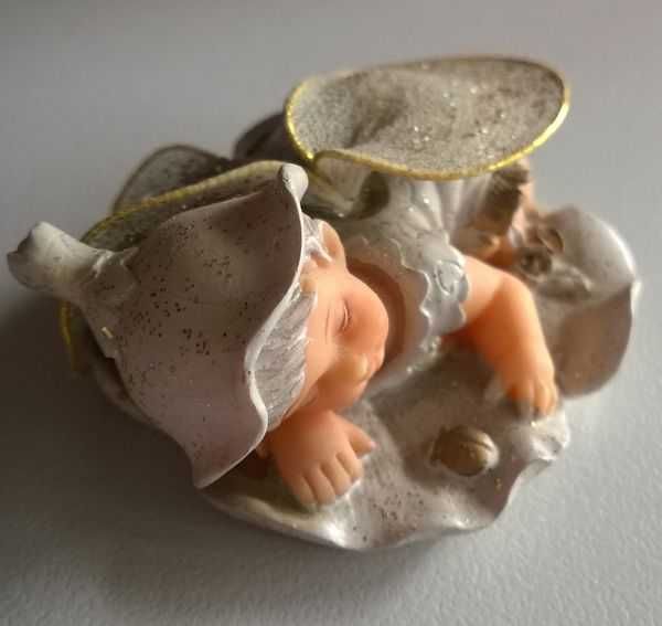 Figurki Aniołków Figurka Aniołek leżący śpiący na kwiatku chmurce 3cm