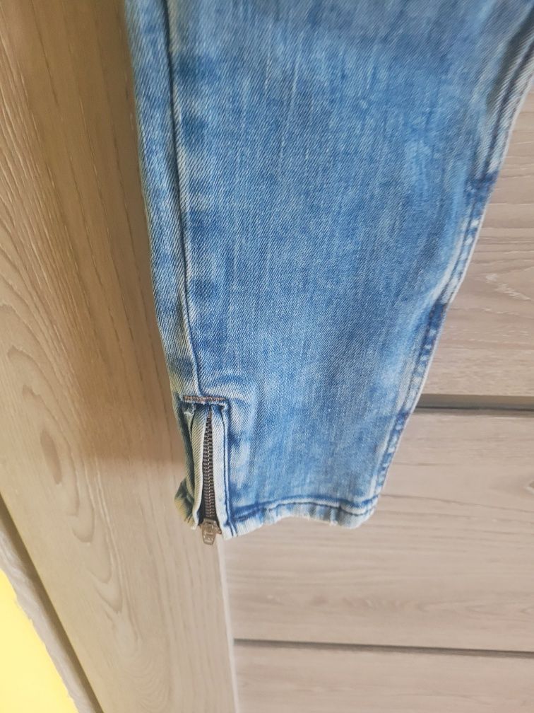 Spodnie z dziurami Zara