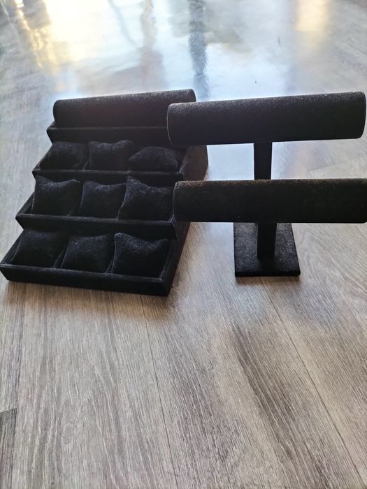 Ekspozytor schodkowy na biżuterię