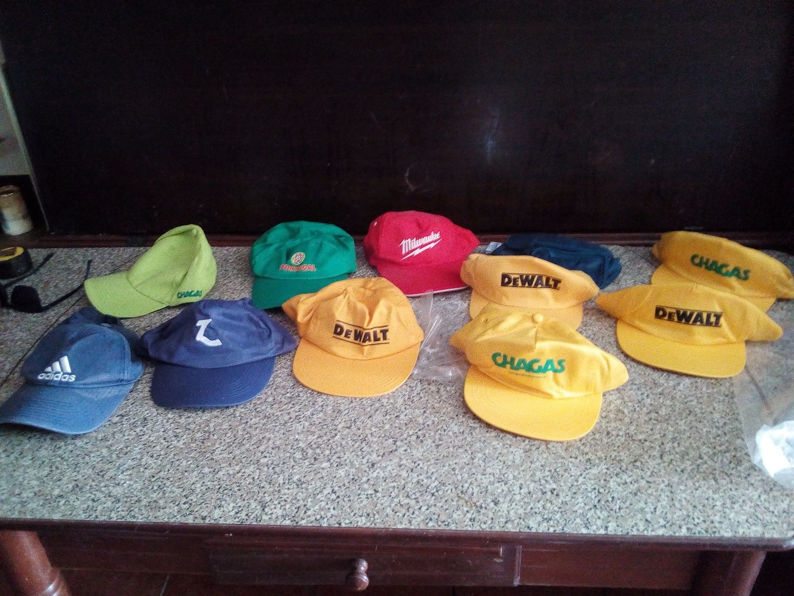 Conjunto de Bonés Diversos
