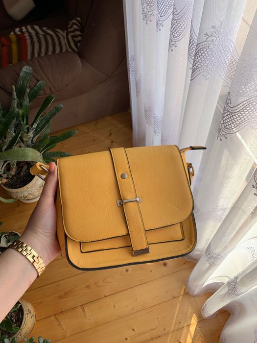 Сумка яскраво жовтого кольору