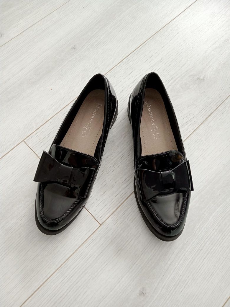 Czarne lakierowane loafersy mokasyny z kokardą