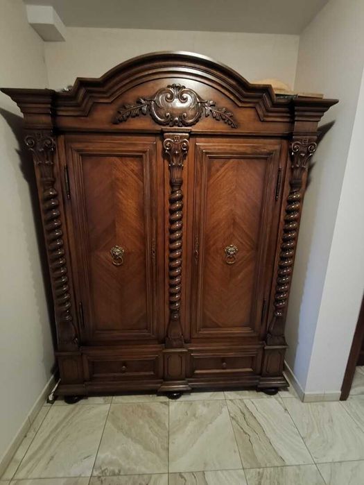 Szafa gaderobiana po renowacji