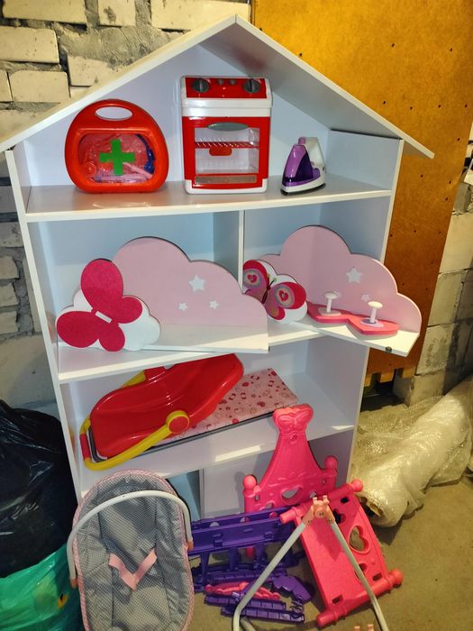 Domek dla lalek regał + zabawki, półki, wieszaki, akcesoria dla lalek