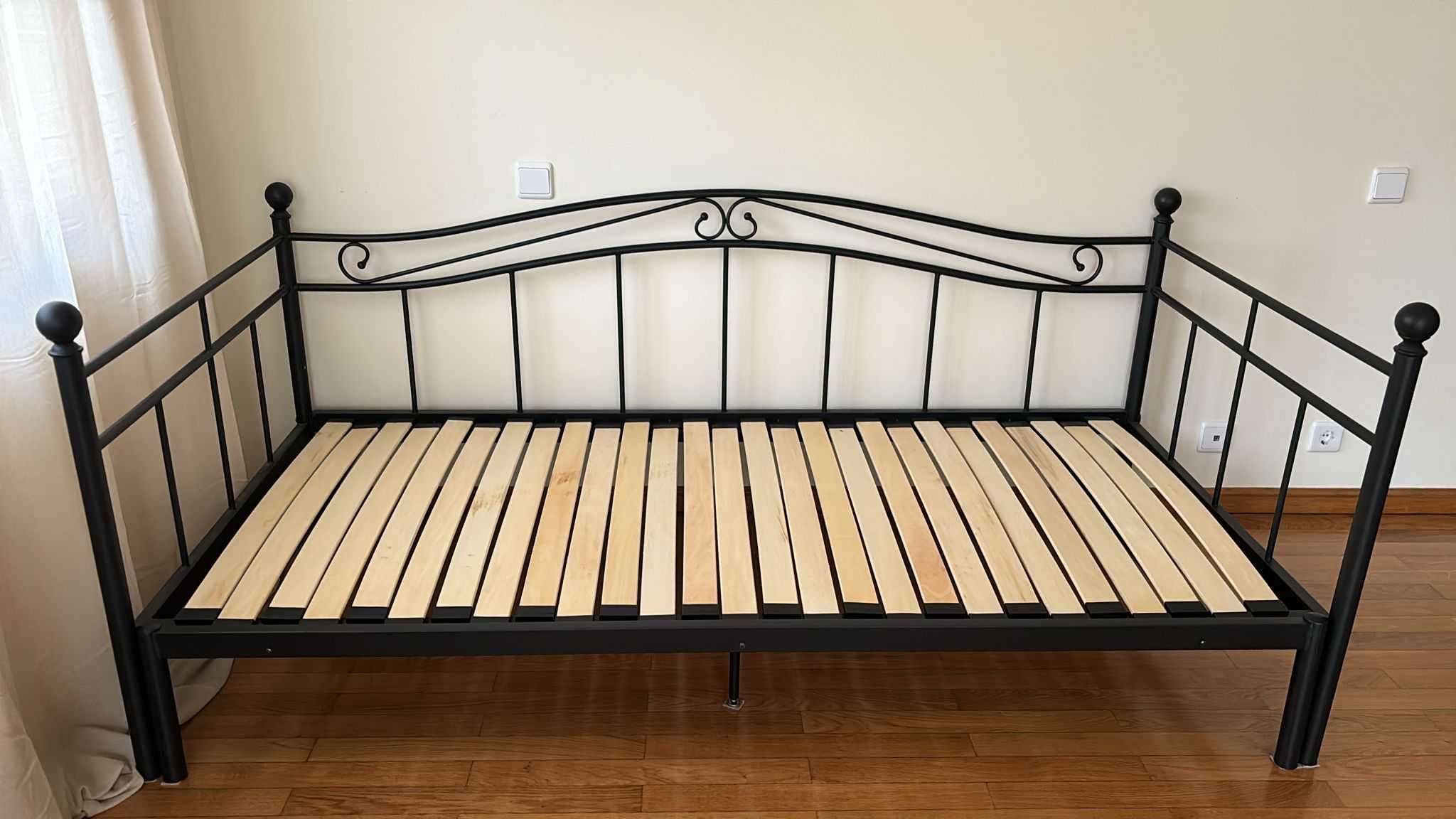 Cama solteiro/ casal como nova com colchão