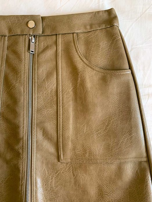 Minissaia em napa bege. NOVA (com etiqueta)