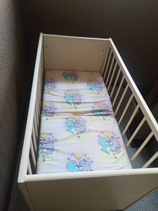 Solidne łóżeczko dla dziecka, drewniane, składane