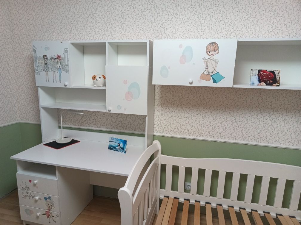 Стіл із надбудовою для дівчинки