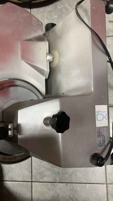 Krajalnica przemysłowa do wędlin i serów.