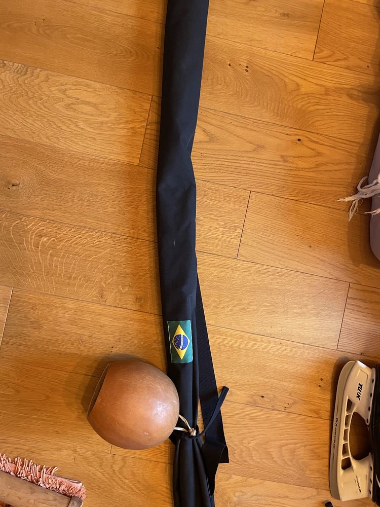 Berimbau medio z cabeça i pokrowcem