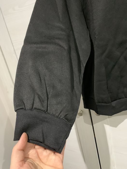 Czarna bluza z kapturem przód czarny, tył grafika z napisami 46 nowa