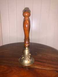 Stary dzwonek mosiężny na drewnianym trzonku.