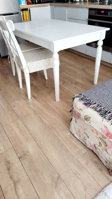 Stół biały, rozkładany. Od stolarza. Wzorowany na Ikea. Plus 2 krzesła