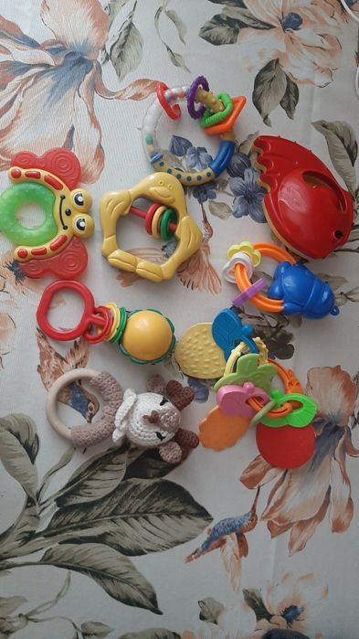 Дитячі іграшки-брязкальця