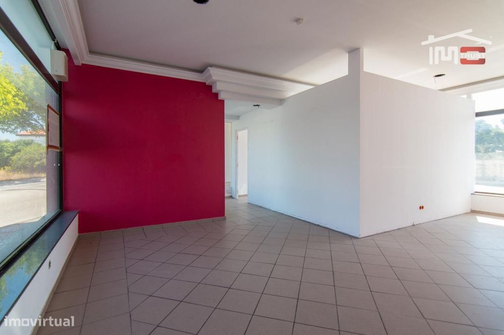 Loja Para Comércio E Serviços Na Av. Beato Nuno Em Fátima