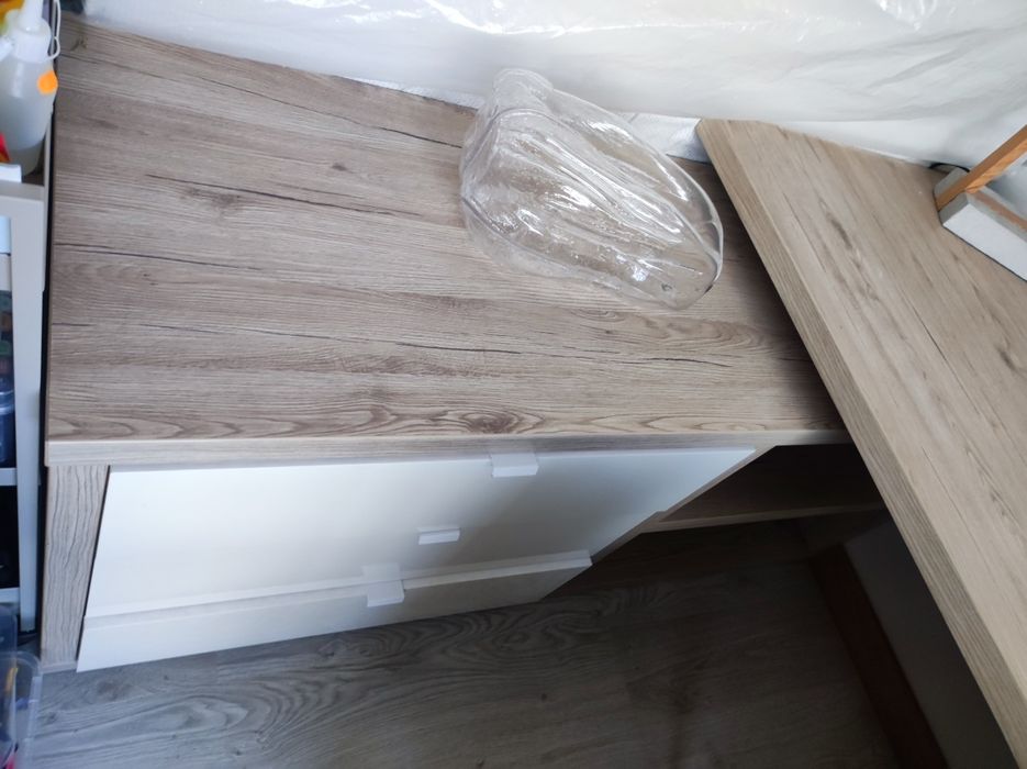 Secretaria em L com gavetas e prateleiras