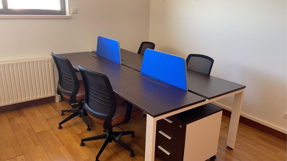 Secretaria de escritorio com armario de gavetas.