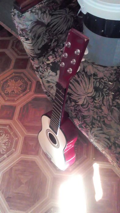 Детская гитара, дерево