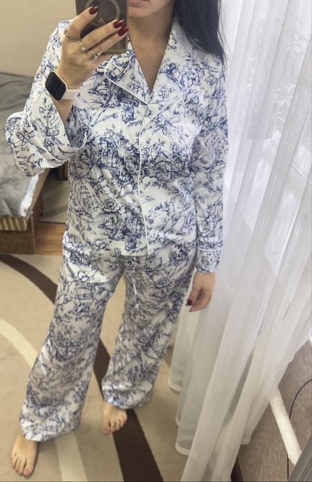 Жіночій шовковий костюм