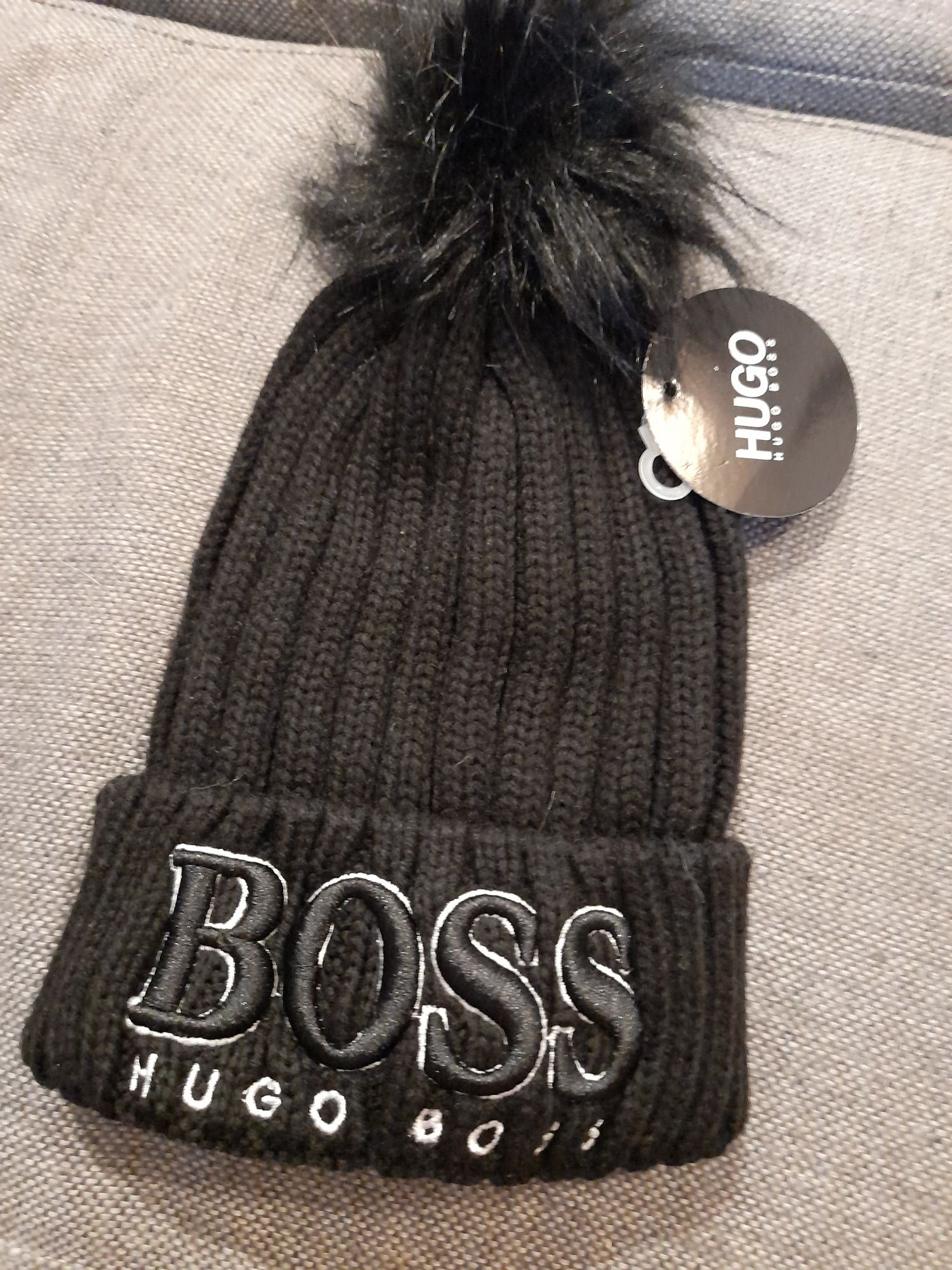 czapka hugo boss  z pomponem czarna