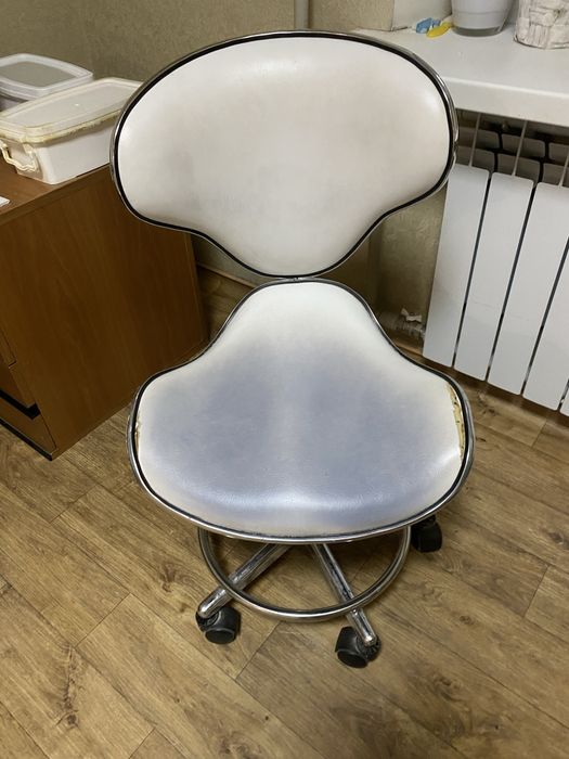 Крісло майстра манікюра