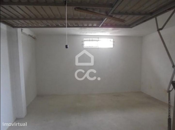 Garagem Box – 30 m² | 1.ª Linha da Praia – S. Martinho do Porto