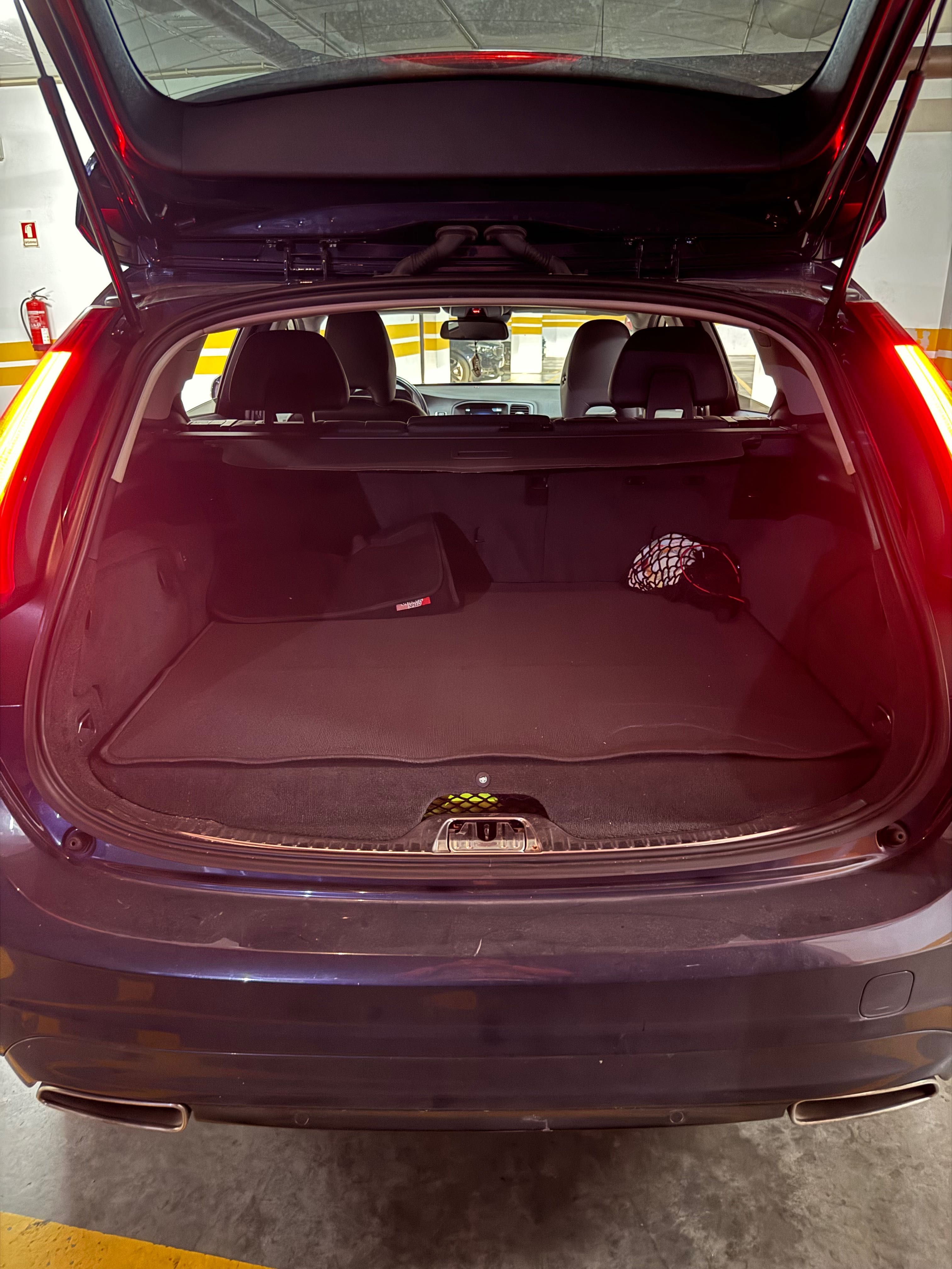 Volvo V60
 Híbrido Plug-in 251000km 2.4 D / 286cv 2014 Importado