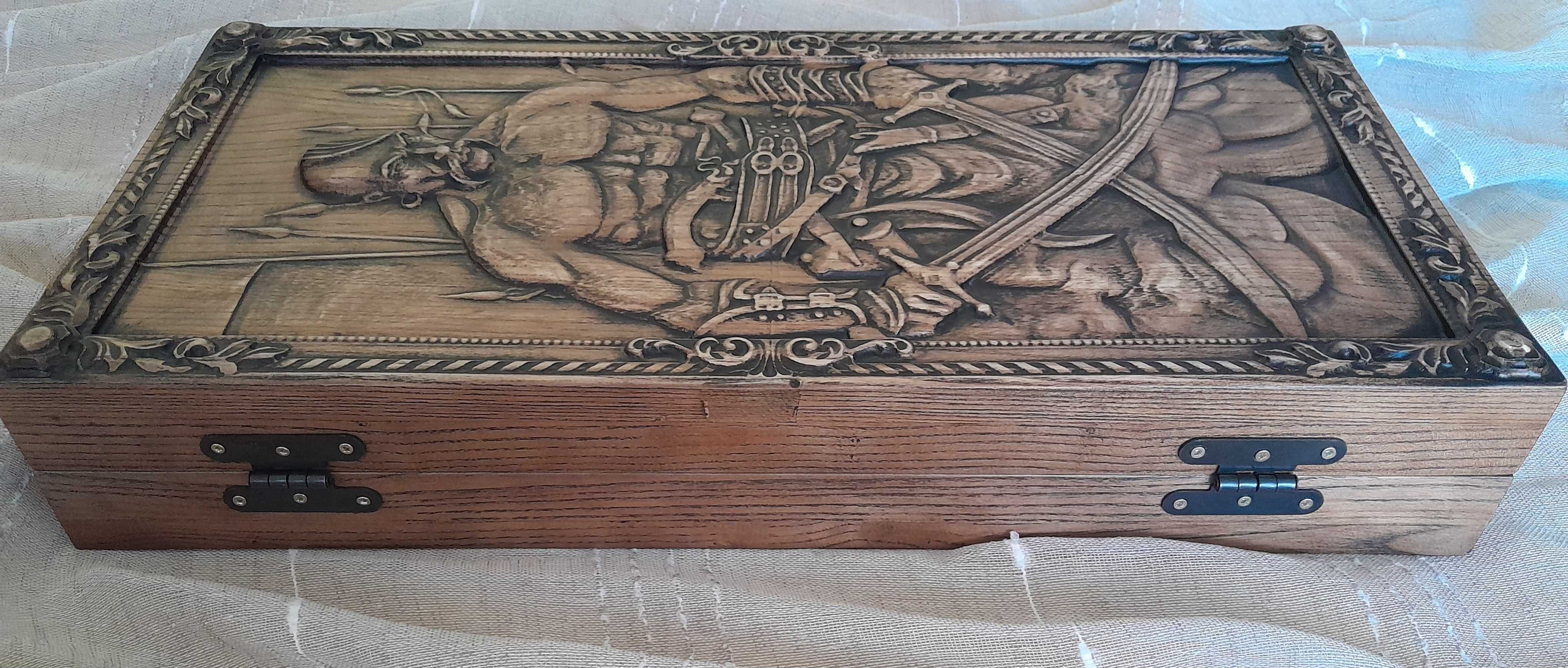 Drewniany backgammon ze szkłem hartowanym.