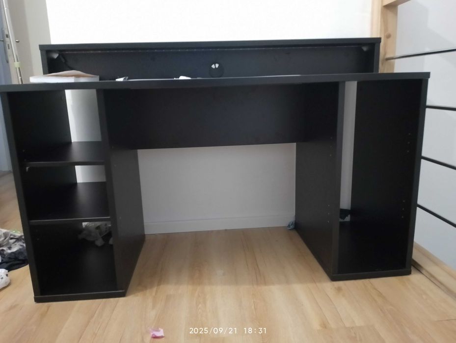 Biurko Forte model TZRB225B3 Zupełnie nowe.