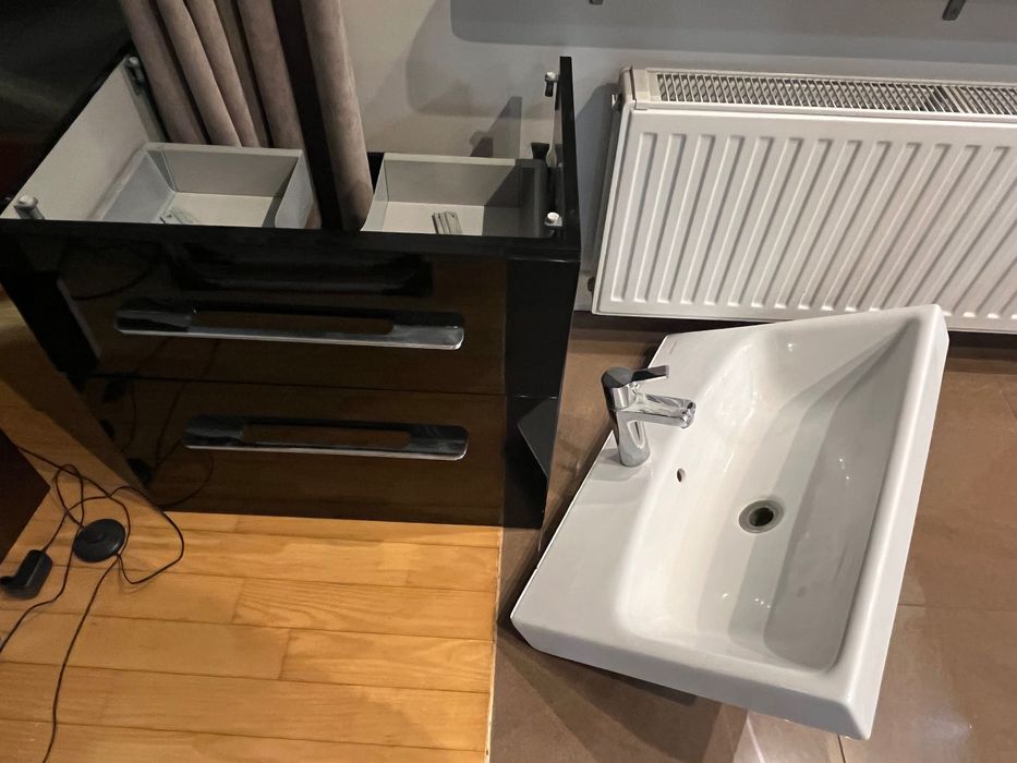 Szafki łazienkowe + umywalka