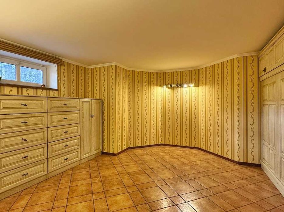 Будинок з ремонтом, гаражем, сауною та басейном. Центральний Парк.