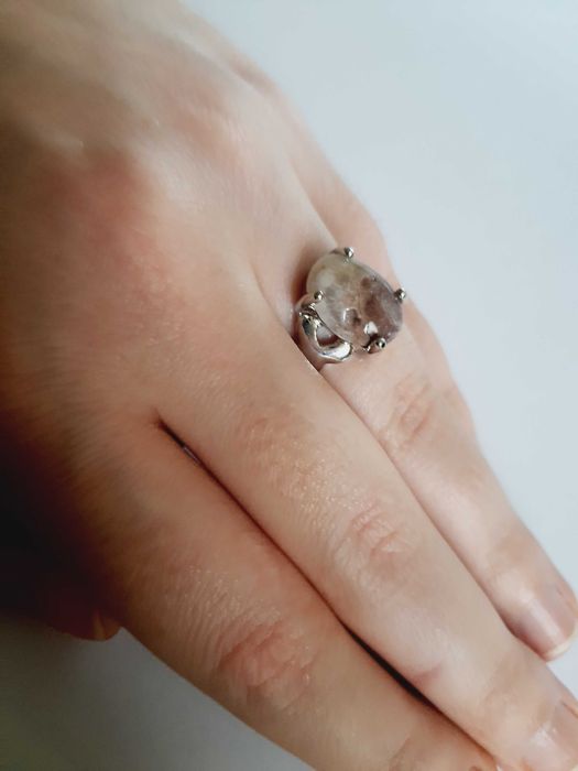 Pierścionek z kamieniem w odcieniach brązu i ecru