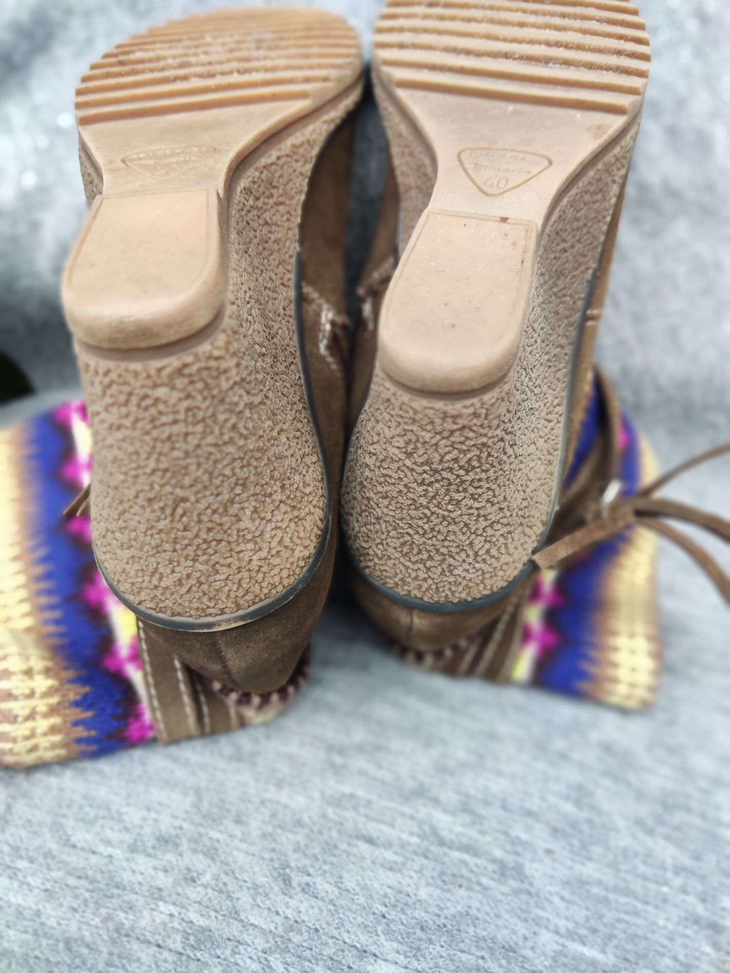Buty zamszowe wiosenne z wzorem