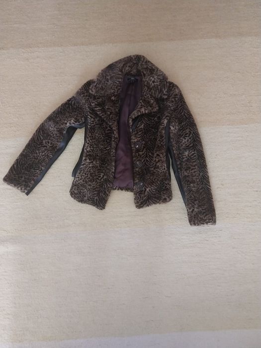 Lote com casacos e vestidos