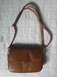 Brązowa torebka z paskiem crossbody