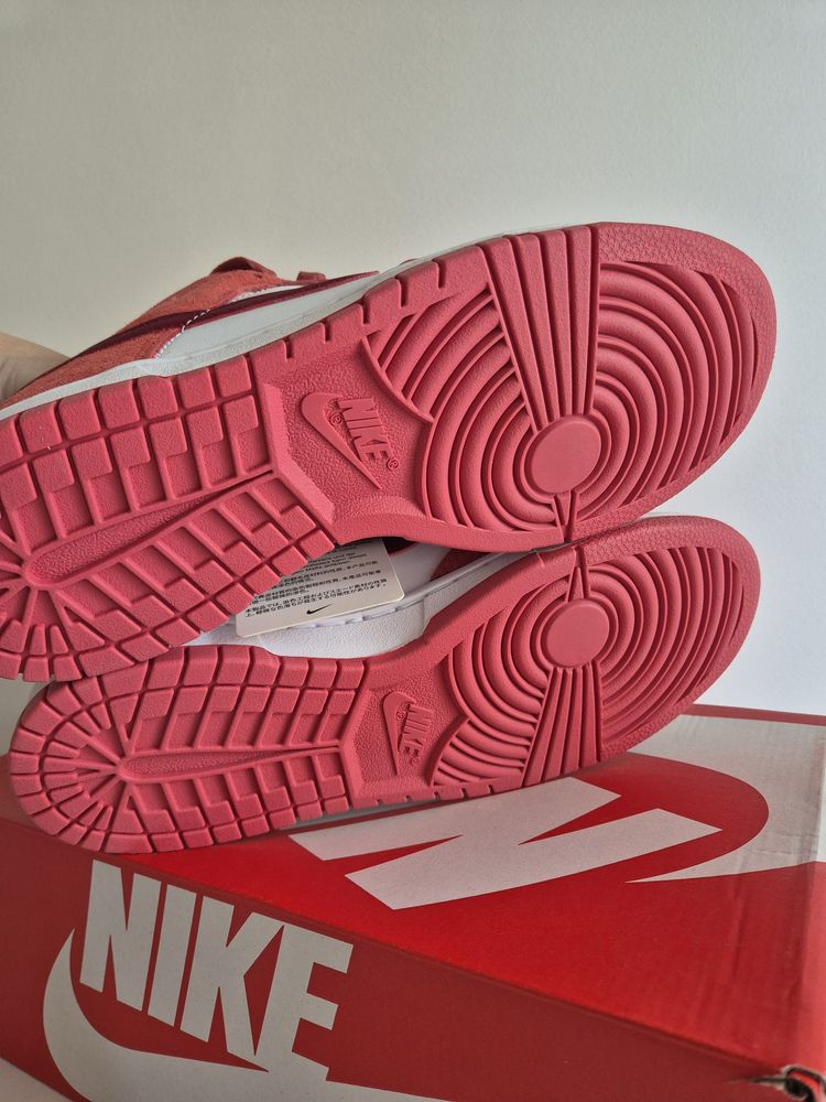 Certyfikat Autentyczności | Nike Dunk Low Valentine’s Day 2024 40.5 EU