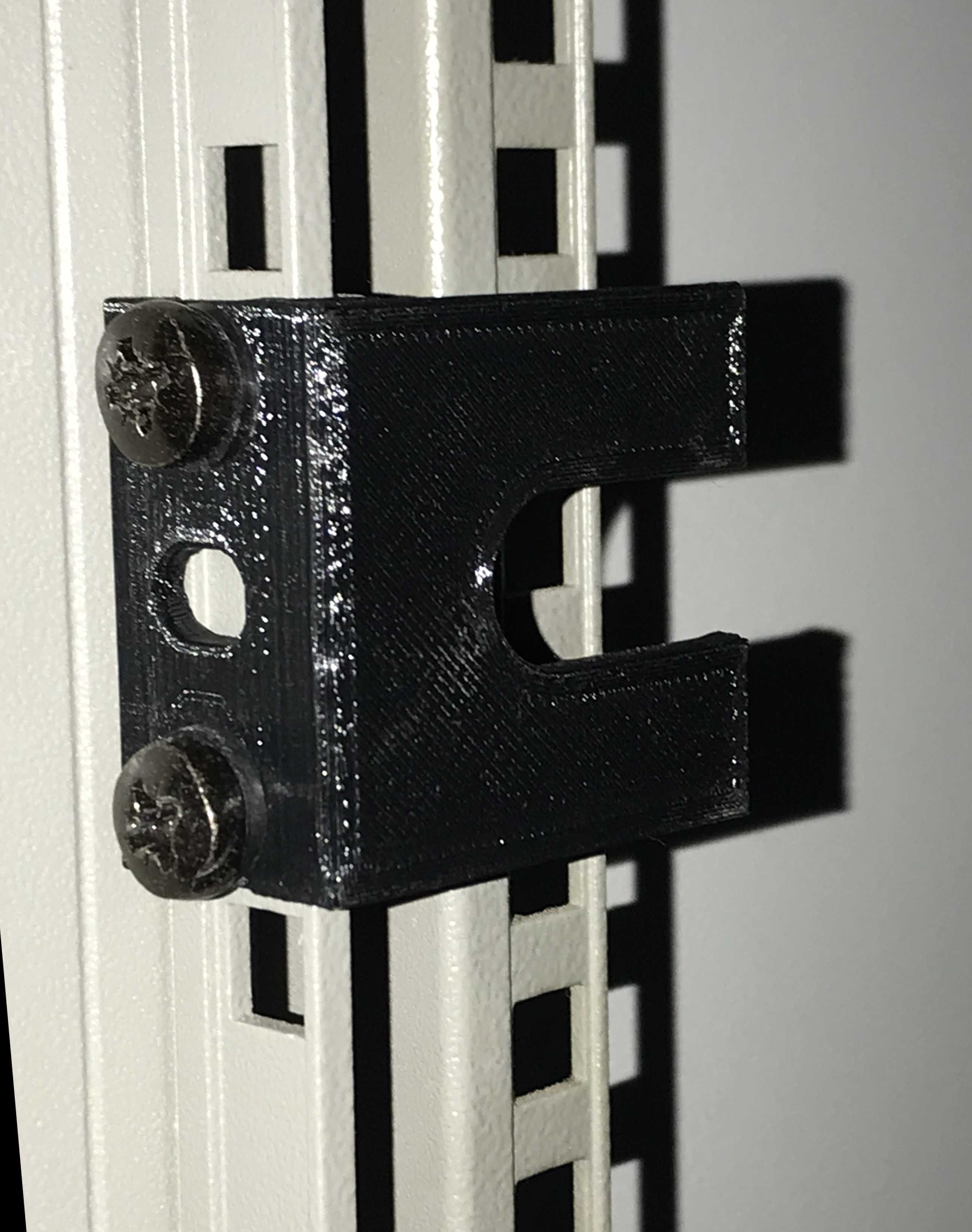 Uchwyt mocujące 1U do szafy rack 4 szt. z ew. dopasowaniem do 20mm