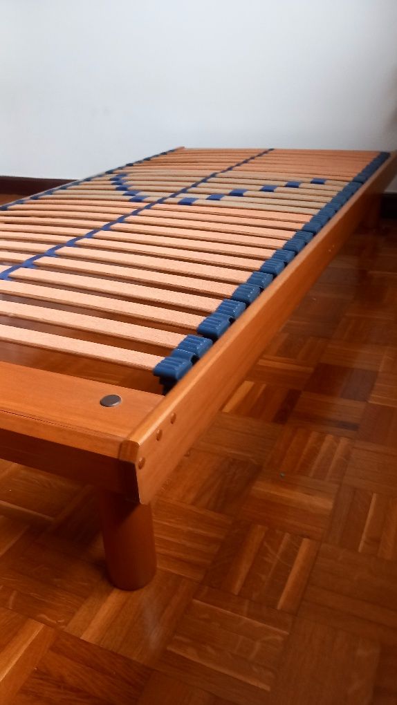 Cama Estrado de Madeira com Colchão