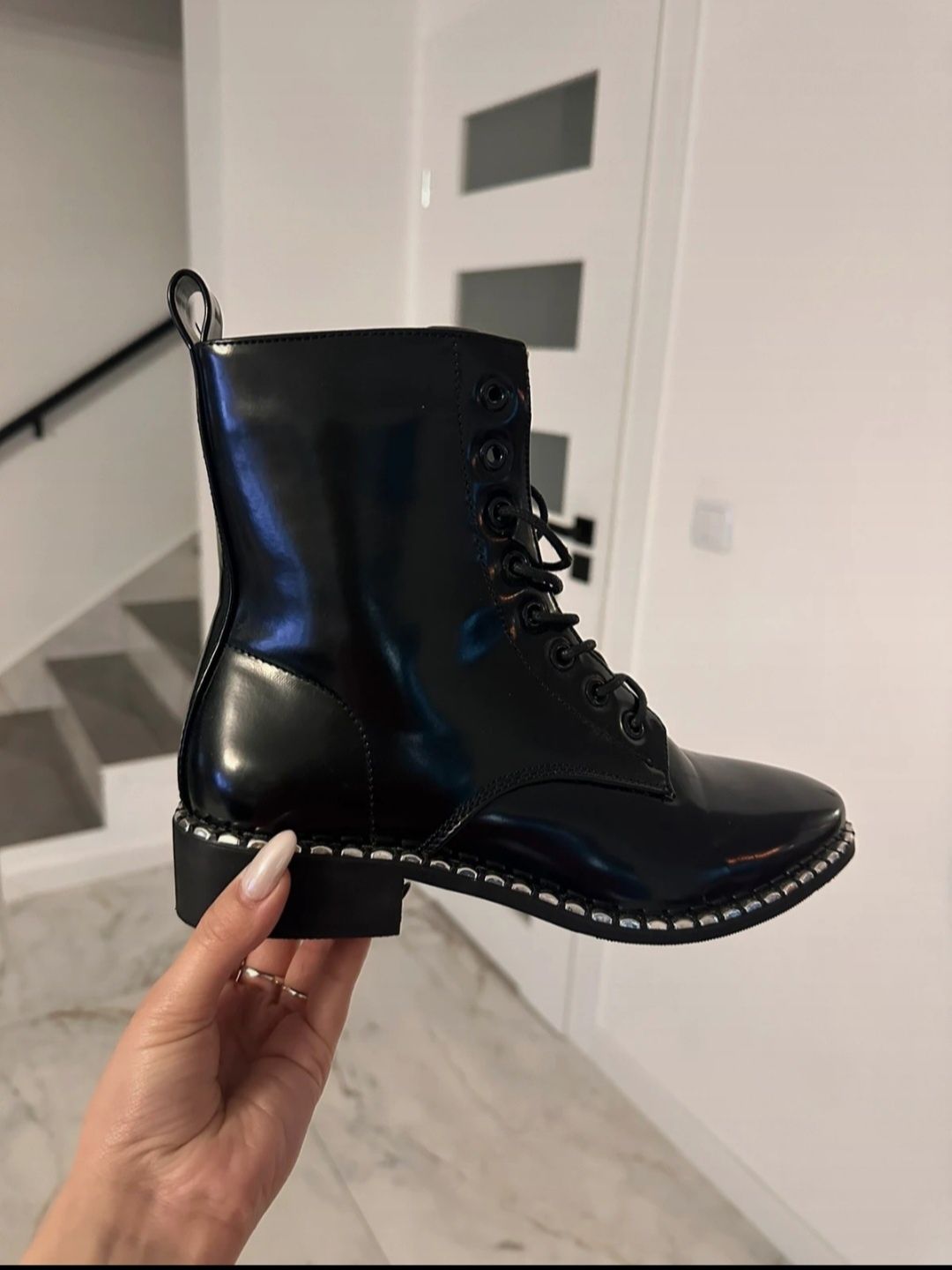Czarne sznurowane botki r.38