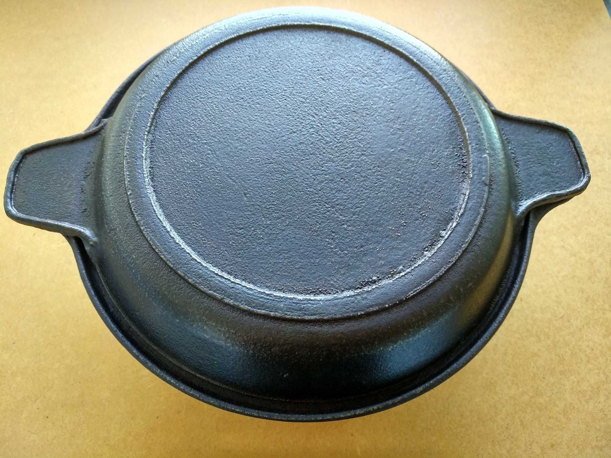 кастрюля чугунная,
с разными крышками