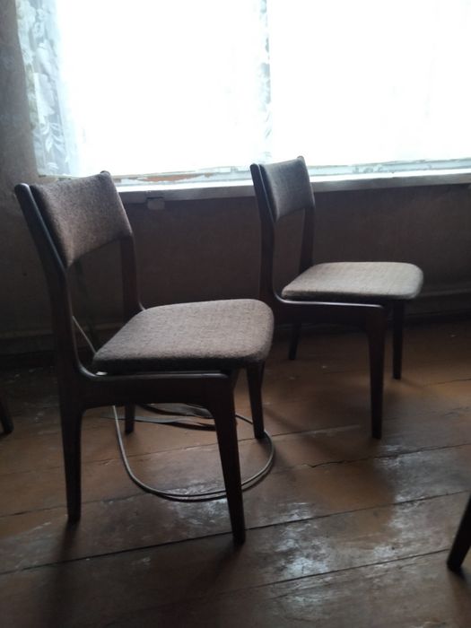 Cztery krzesła PRL. Dwa krzesła Hałas