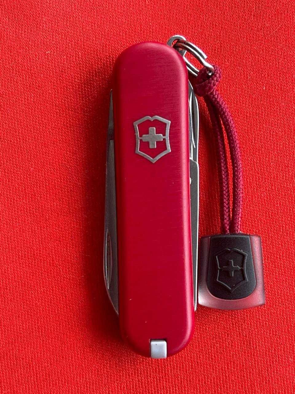 Victorinox Сlassic SD RED c Темляком(БЕЗ рекламы,надписей!Не точеные!)