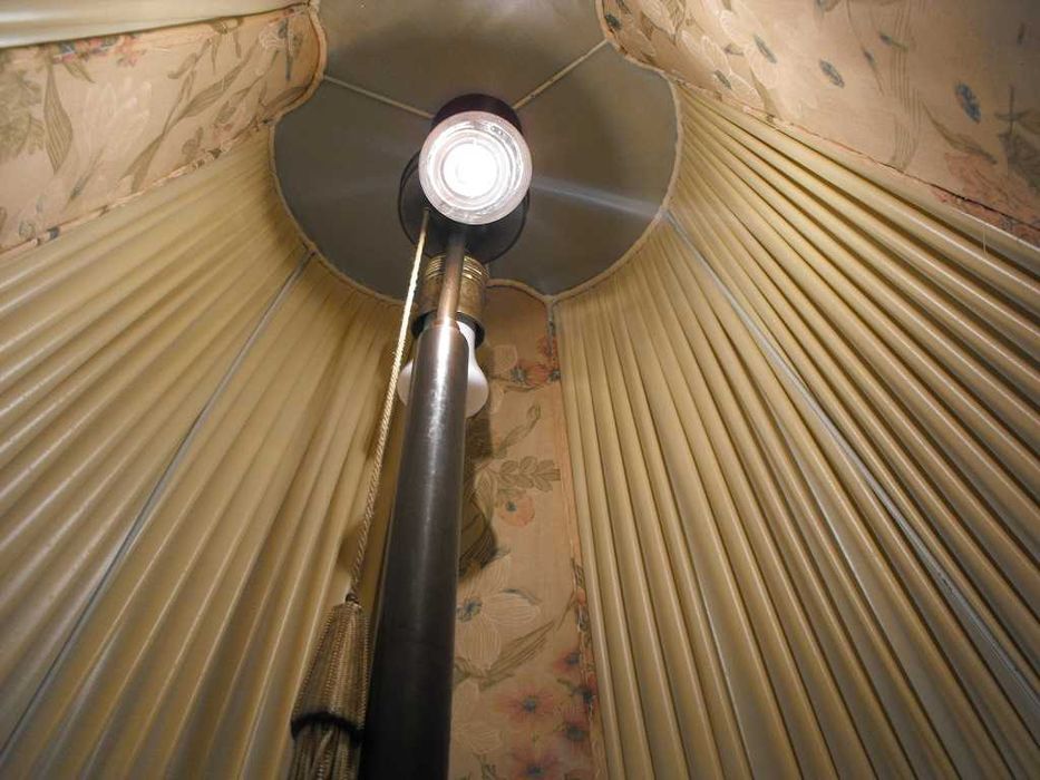 Ładna, mosiężna lampa podłogowa z abażurem